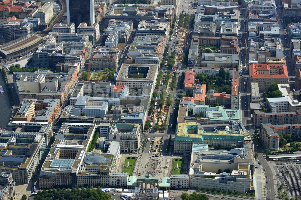 Berlin aus der Vogelperspektive: Stadtansicht Stadtzentrum Ost Berlin Mitte mit dem Brandenburger Tor, der Straße Unter den Linden in Berlin