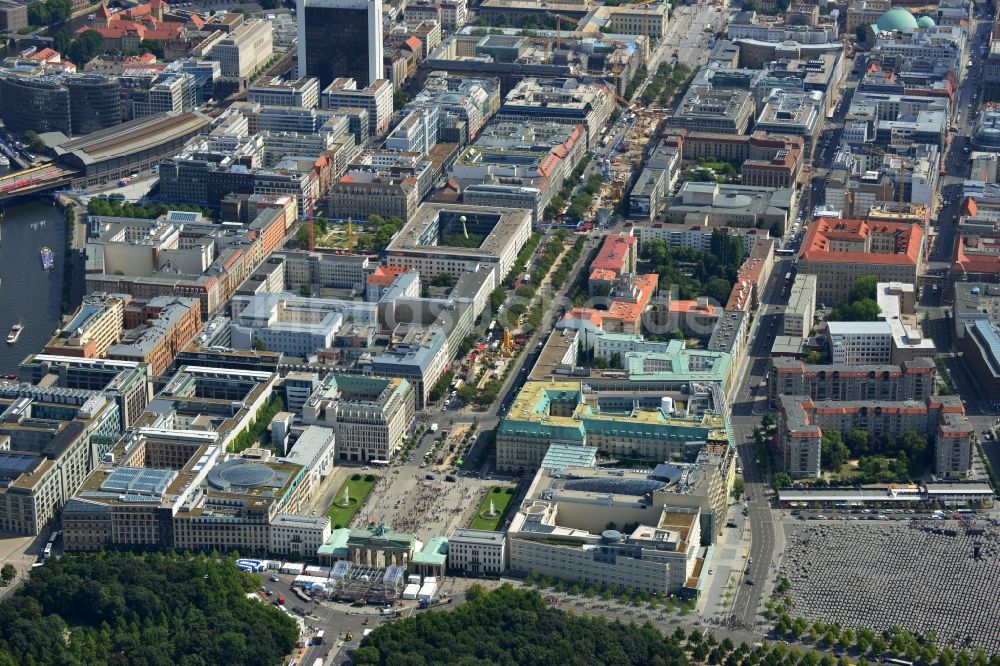 Luftbild Berlin - Stadtansicht Stadtzentrum Ost Berlin Mitte mit dem Brandenburger Tor, der Straße Unter den Linden in Berlin