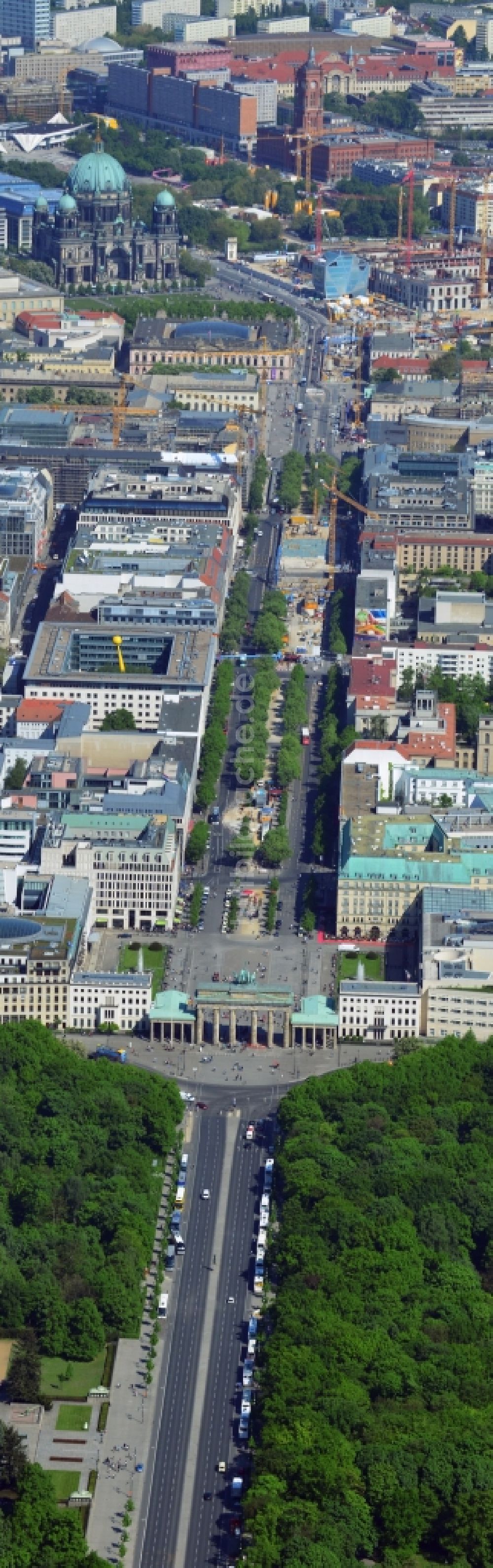 Berlin aus der Vogelperspektive: Stadtansicht Stadtzentrum Ost Berlin Mitte mit dem Brandenburger Tor, der Straße Unter den Linden in Berlin