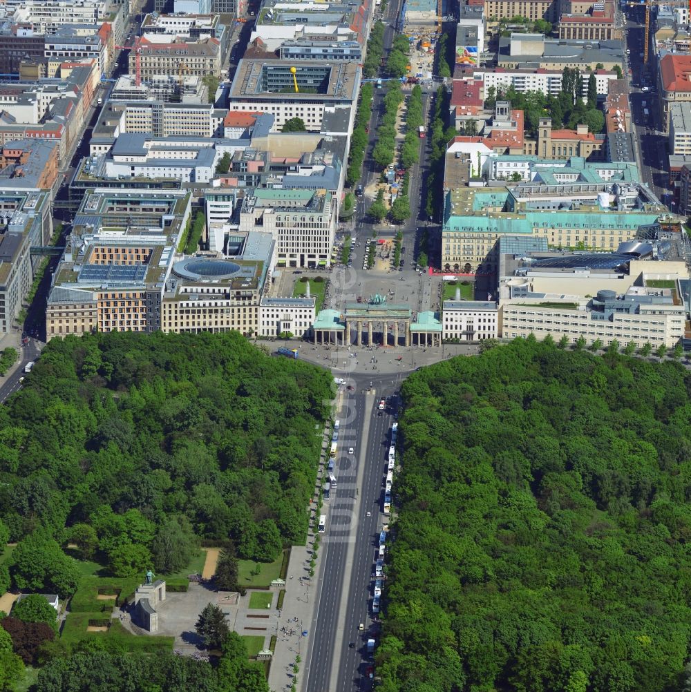 Luftbild Berlin - Stadtansicht Stadtzentrum Ost Berlin Mitte mit dem Brandenburger Tor, der Straße Unter den Linden in Berlin