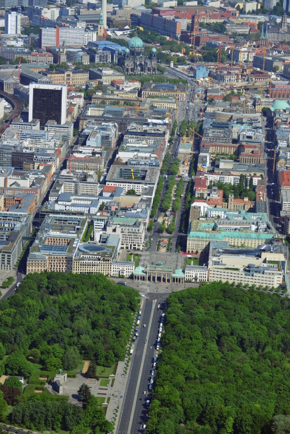 Luftaufnahme Berlin - Stadtansicht Stadtzentrum Ost Berlin Mitte mit dem Brandenburger Tor, der Straße Unter den Linden in Berlin