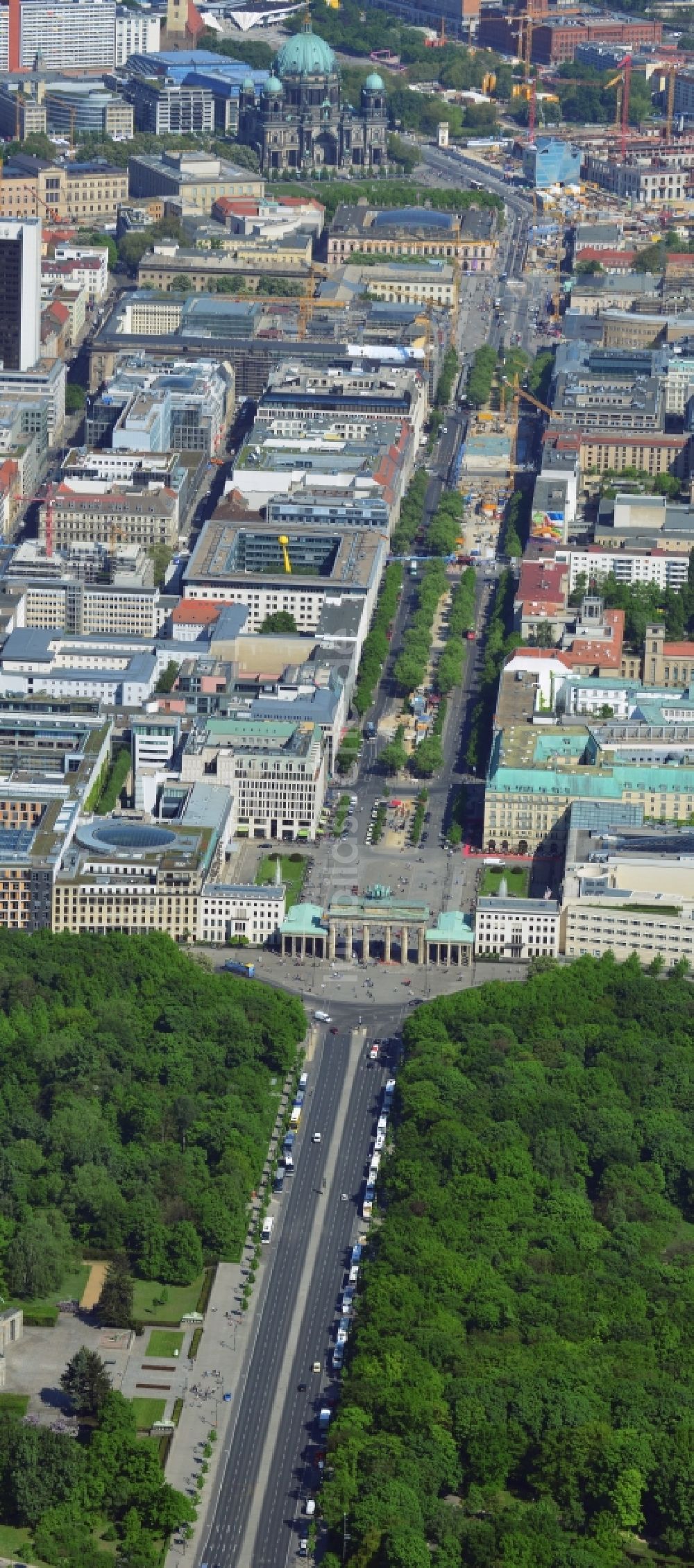 Berlin von oben - Stadtansicht Stadtzentrum Ost Berlin Mitte mit dem Brandenburger Tor, der Straße Unter den Linden in Berlin