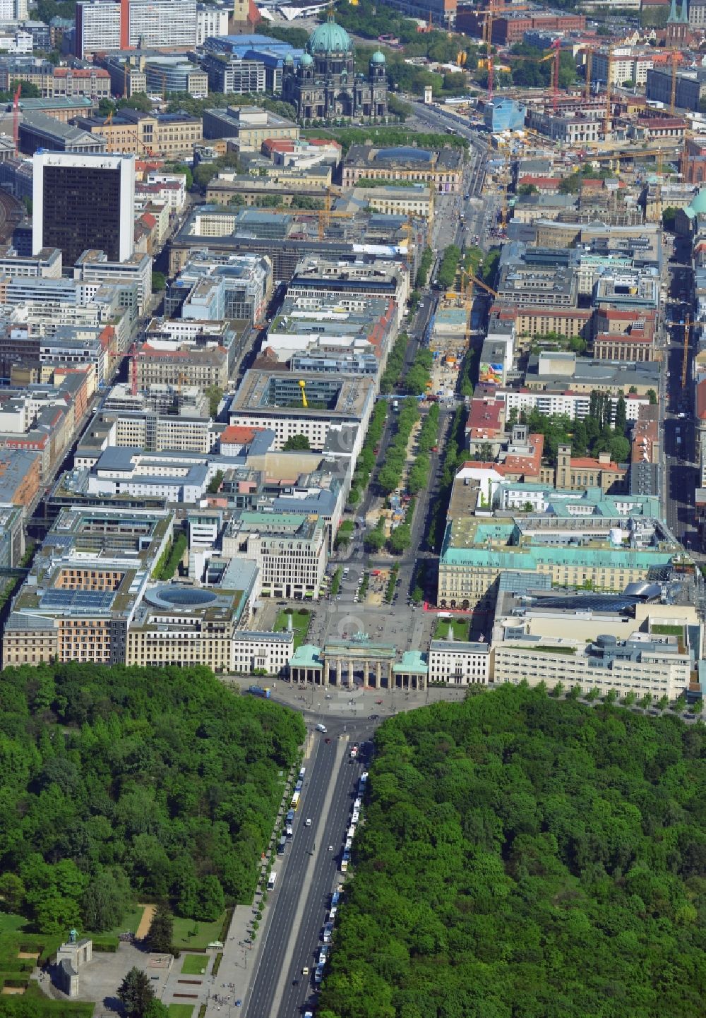 Berlin aus der Vogelperspektive: Stadtansicht Stadtzentrum Ost Berlin Mitte mit dem Brandenburger Tor, der Straße Unter den Linden in Berlin