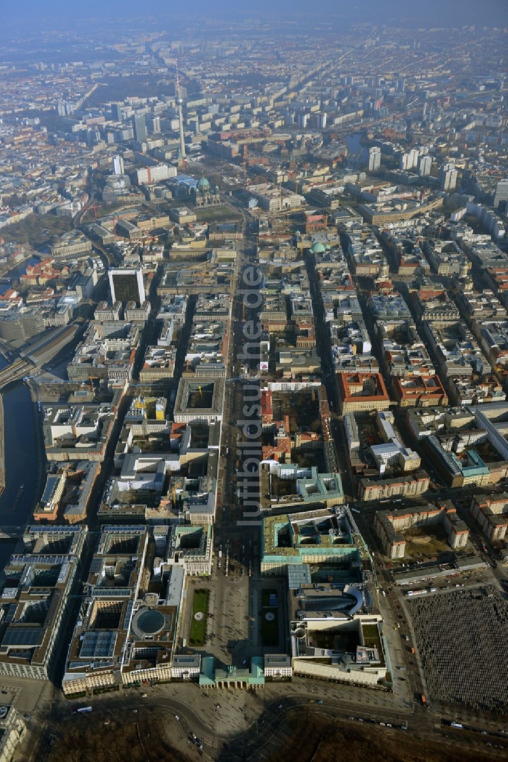 Luftbild Berlin - Stadtansicht Stadtzentrum Ost Berlin Mitte mit dem Brandenburger Tor, der Straße Unter den Linden in Berlin