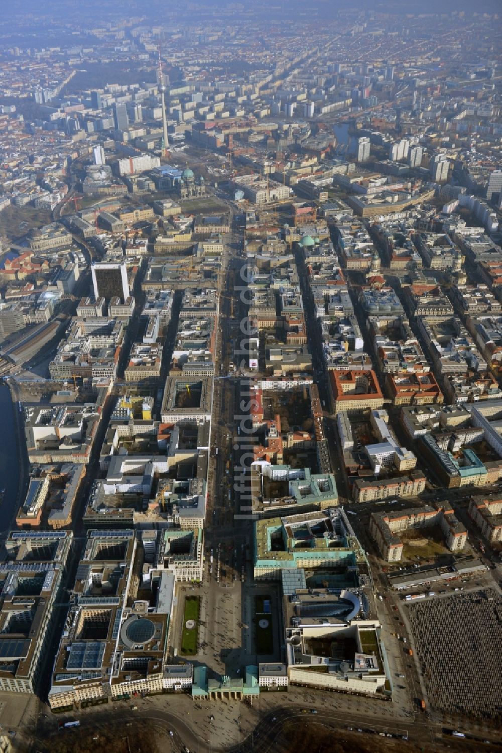 Luftaufnahme Berlin - Stadtansicht Stadtzentrum Ost Berlin Mitte mit dem Brandenburger Tor, der Straße Unter den Linden in Berlin