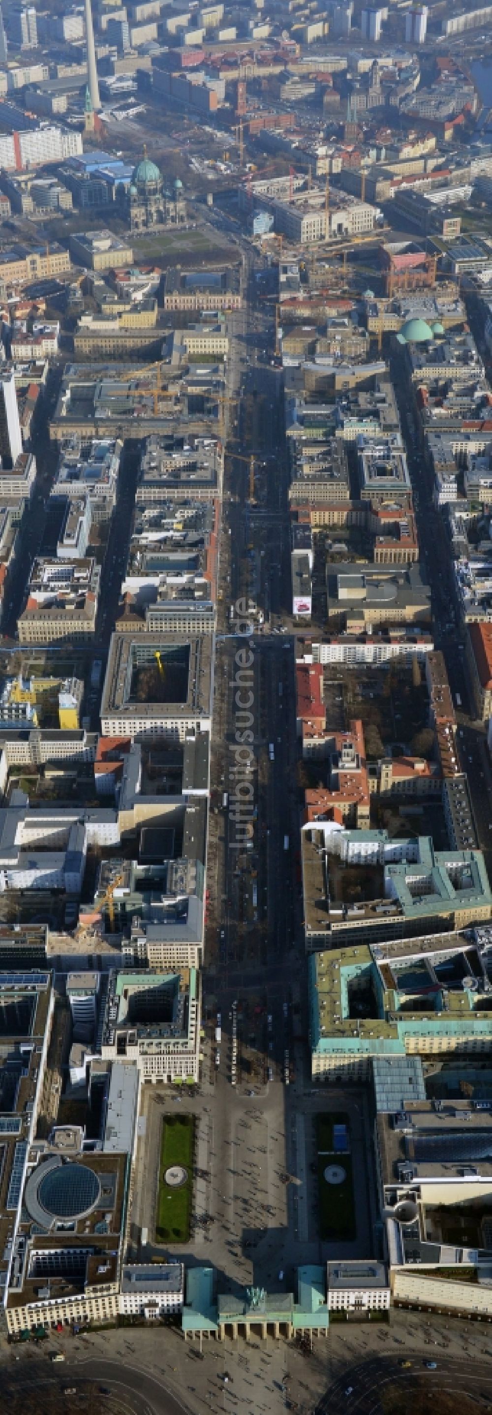 Berlin von oben - Stadtansicht Stadtzentrum Ost Berlin Mitte mit dem Brandenburger Tor, der Straße Unter den Linden in Berlin