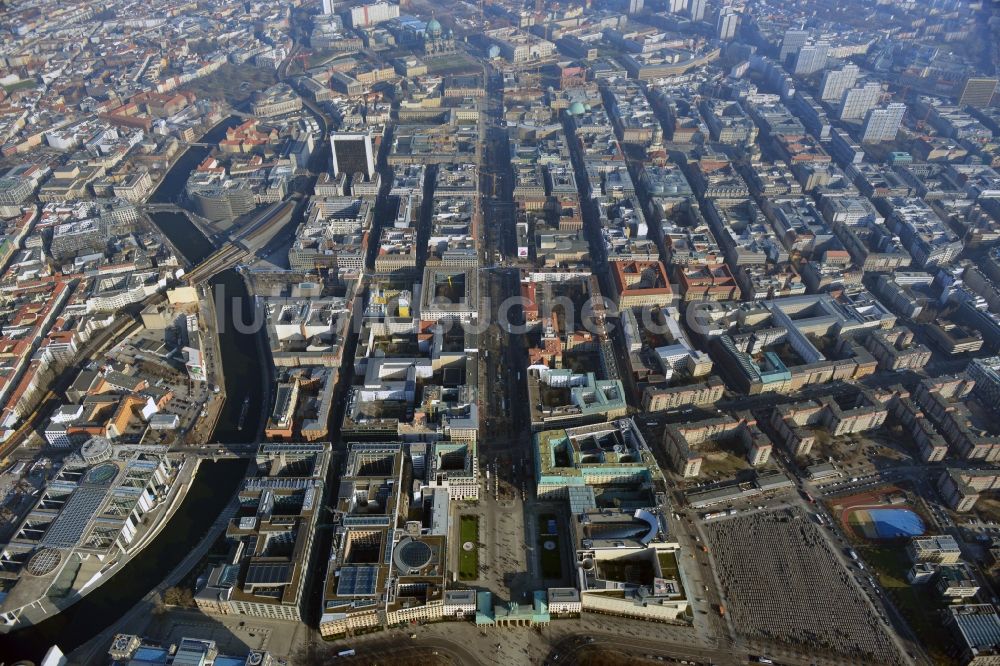 Berlin aus der Vogelperspektive: Stadtansicht Stadtzentrum Ost Berlin Mitte mit dem Brandenburger Tor, der Straße Unter den Linden in Berlin