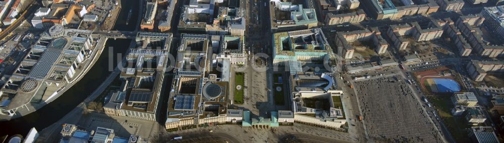 Luftbild Berlin - Stadtansicht Stadtzentrum Ost Berlin Mitte mit dem Brandenburger Tor, der Straße Unter den Linden in Berlin