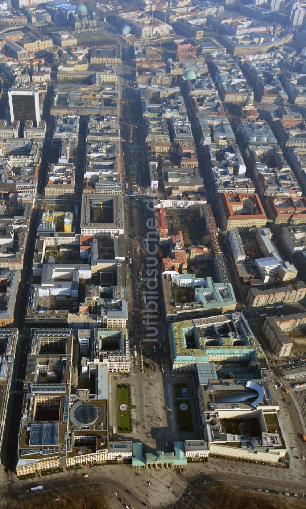 Luftaufnahme Berlin - Stadtansicht Stadtzentrum Ost Berlin Mitte mit dem Brandenburger Tor, der Straße Unter den Linden in Berlin