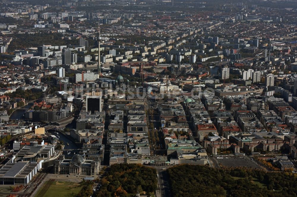 Berlin aus der Vogelperspektive: Stadtansicht Stadtzentrum Ost Berlin Mitte mit dem Brandenburger Tor, der Straße Unter den Linden in Berlin