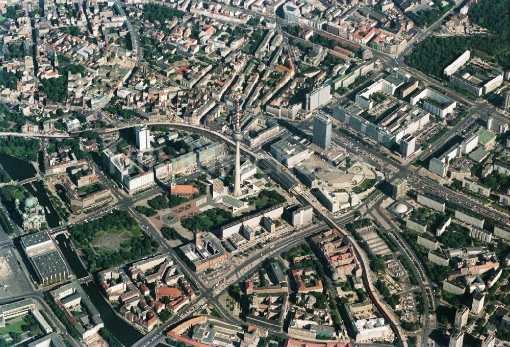 Luftaufnahme Berlin - Stadtansicht vom Stadtzentrum Ost am Berliner Fernsehturm mit dem Alexanderplatz