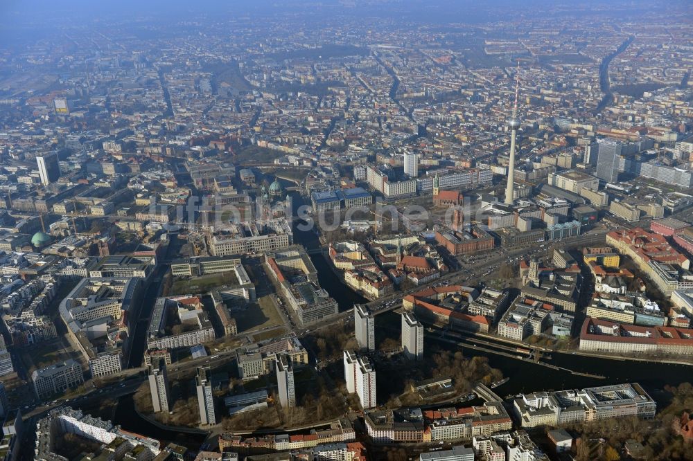 Berlin Mitte aus der Vogelperspektive: Stadtansicht vom Stadtzentrum Ost am Berliner Fernsehturm in Berlin Mitte