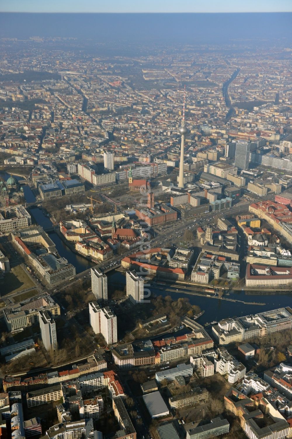 Luftaufnahme Berlin Mitte - Stadtansicht vom Stadtzentrum Ost am Berliner Fernsehturm in Berlin Mitte