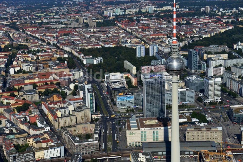 Berlin von oben - Stadtansicht vom Stadtzentrum Ost am Berliner Fernsehturm im Stadtteil Mitte von Berlin