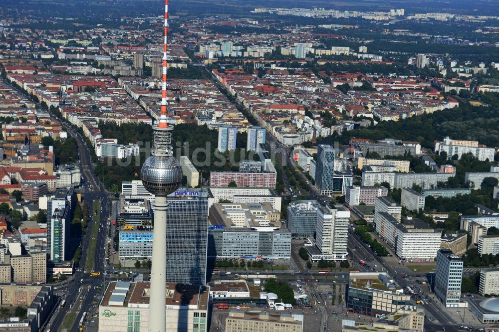 Luftbild Berlin - Stadtansicht vom Stadtzentrum Ost am Berliner Fernsehturm im Stadtteil Mitte von Berlin