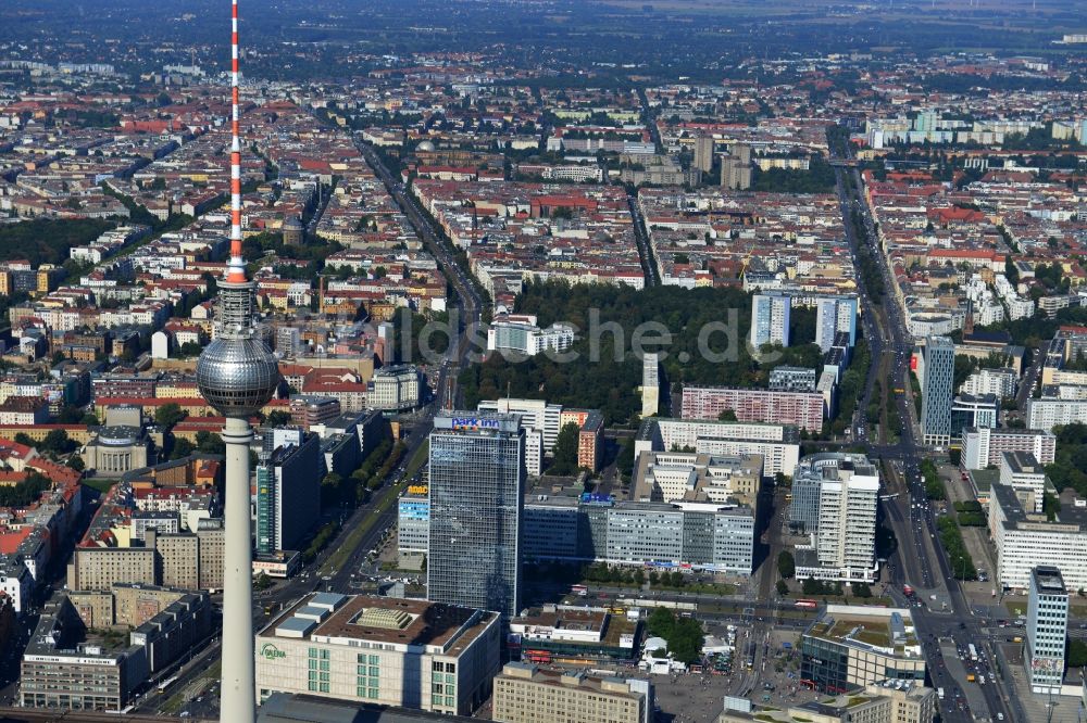 Luftaufnahme Berlin - Stadtansicht vom Stadtzentrum Ost am Berliner Fernsehturm im Stadtteil Mitte von Berlin