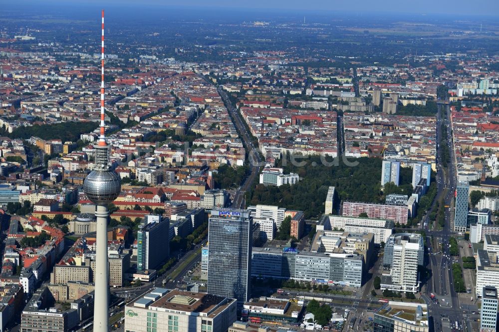 Berlin von oben - Stadtansicht vom Stadtzentrum Ost am Berliner Fernsehturm im Stadtteil Mitte von Berlin