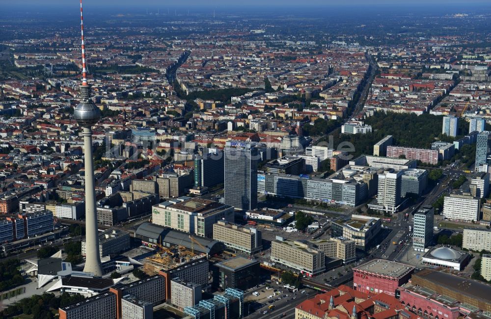 Berlin aus der Vogelperspektive: Stadtansicht vom Stadtzentrum Ost am Berliner Fernsehturm im Stadtteil Mitte von Berlin