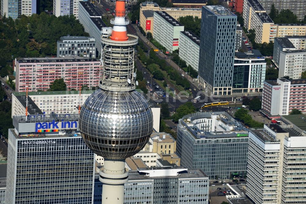 Berlin von oben - Stadtansicht vom Stadtzentrum Ost am Berliner Fernsehturm im Stadtteil Mitte von Berlin