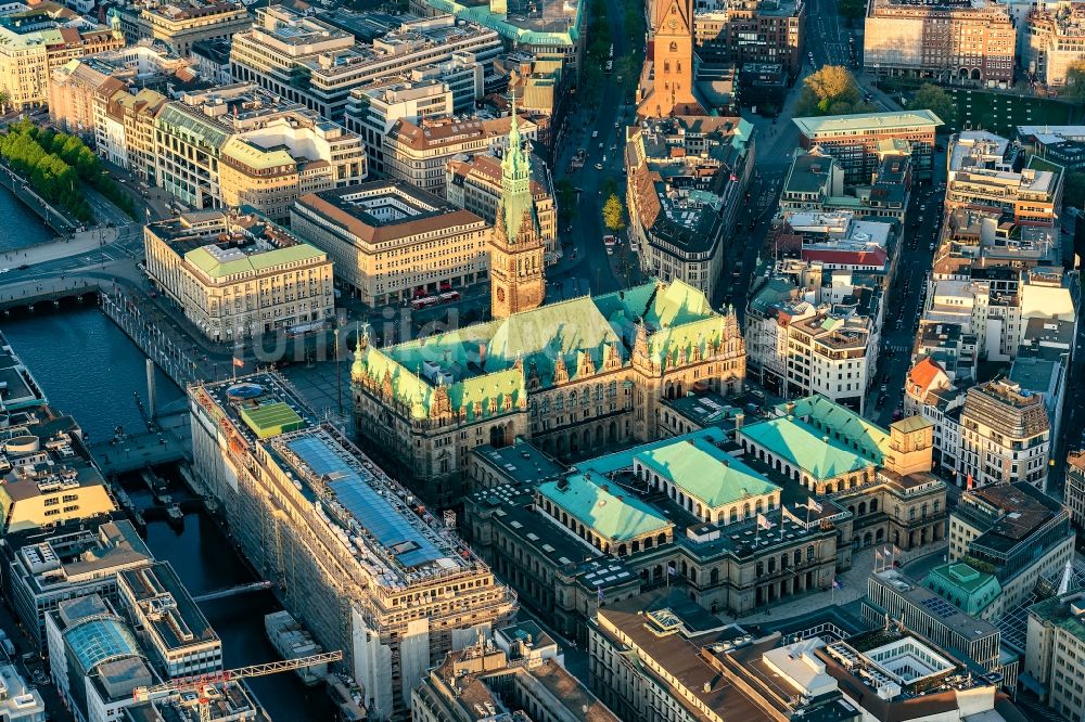 Hamburg aus der Vogelperspektive: Stadtansicht Stadtzentrum am Rathaus / Alsterhaus am Jungfernstieg am Ufer der Binnenalster in Hamburg