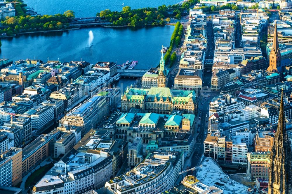 Luftaufnahme Hamburg - Stadtansicht Stadtzentrum am Rathaus / Alsterhaus am Jungfernstieg am Ufer der Binnenalster in Hamburg