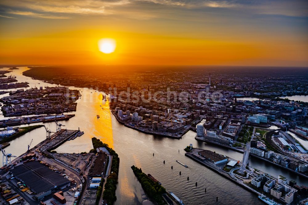 Luftaufnahme Hamburg - Stadtansicht vom Stadtzentrum am Ufer des Flußverlaufes der Elbe im Ortsteil HafenCity in Hamburg, Deutschland