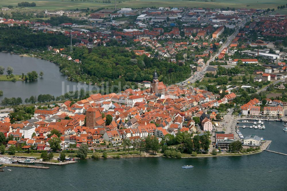 Luftaufnahme Waren / Müritz - Stadtansicht vom Stadtzentrum und der Warener Altstadt am Ufer der Müritz in Mecklenburg-Vorpommern