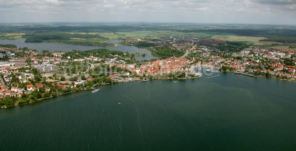 Waren / Müritz von oben - Stadtansicht vom Stadtzentrum und der Warener Altstadt am Ufer der Müritz in Mecklenburg-Vorpommern