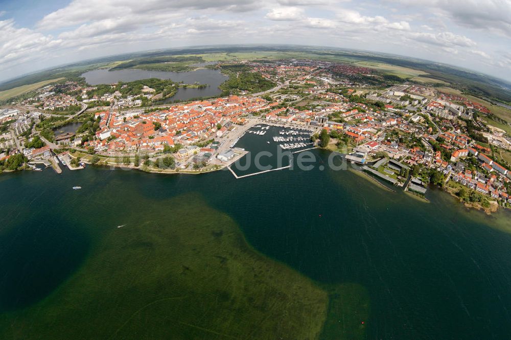 Luftaufnahme Waren / Müritz - Stadtansicht vom Stadtzentrum und der Warener Altstadt am Ufer der Müritz in Mecklenburg-Vorpommern