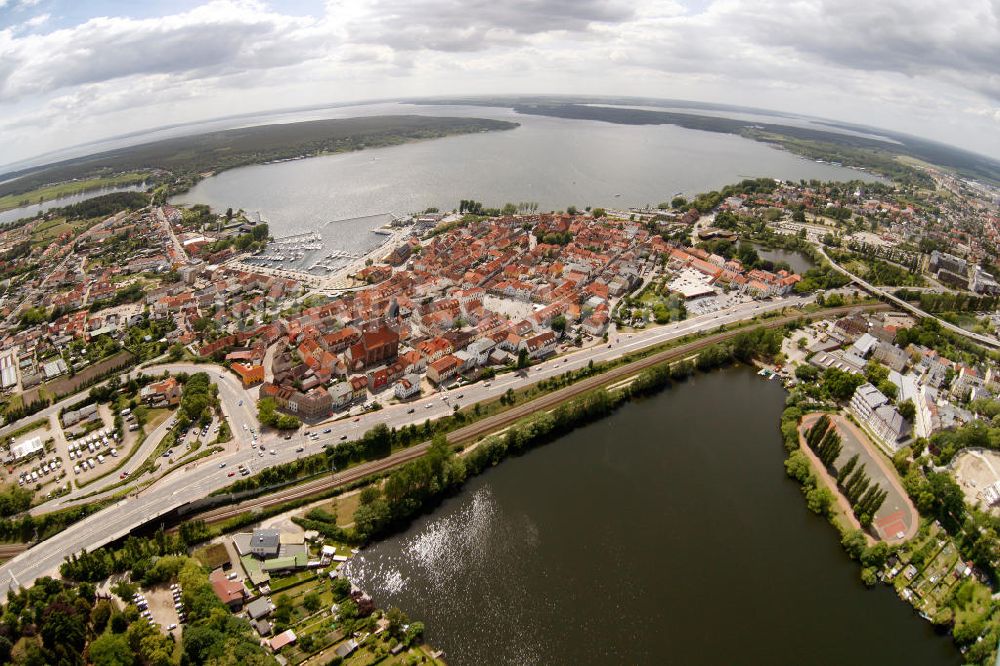 Waren / Müritz aus der Vogelperspektive: Stadtansicht vom Stadtzentrum und der Warener Altstadt am Ufer der Müritz in Mecklenburg-Vorpommern