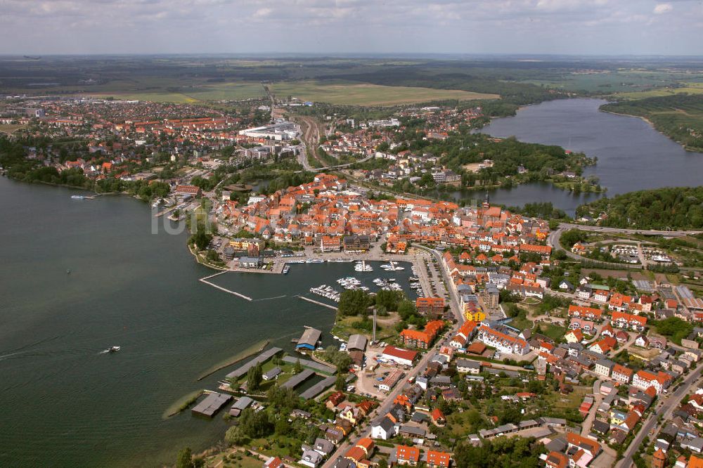 Luftbild Waren / Müritz - Stadtansicht vom Stadtzentrum und der Warener Altstadt am Ufer der Müritz in Mecklenburg-Vorpommern