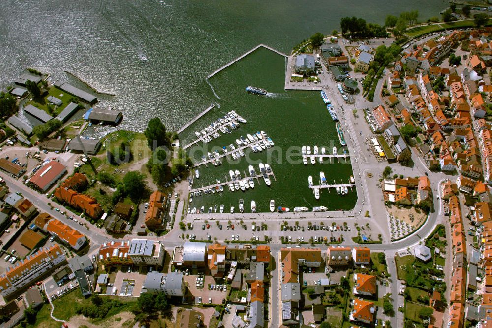 Luftbild Waren / Müritz - Stadtansicht vom Stadtzentrum und der Warener Altstadt am Ufer der Müritz in Mecklenburg-Vorpommern