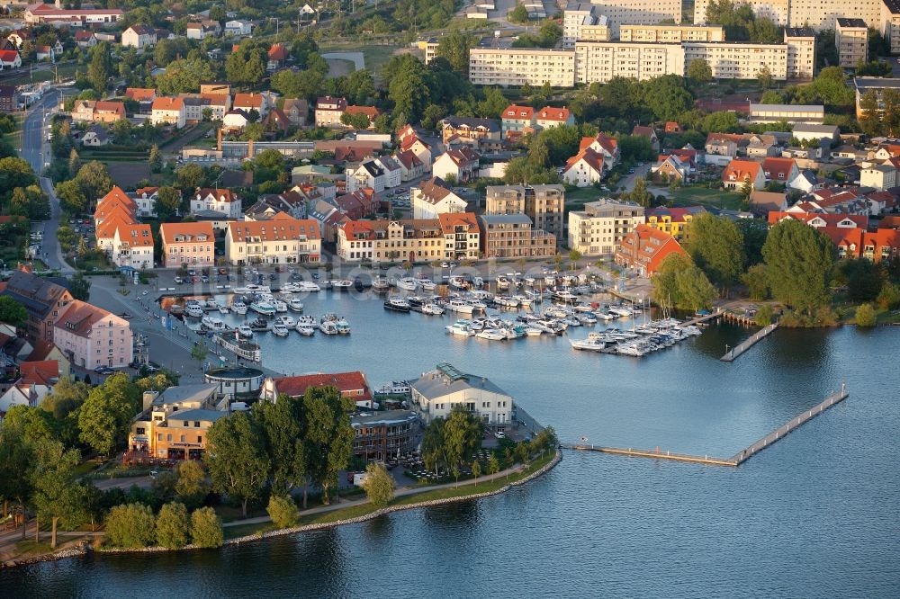 Waren (Müritz) von oben - Stadtansicht vom Stadtzentrum und der Warener Altstadt am Ufer der Müritz in Mecklenburg-Vorpommern