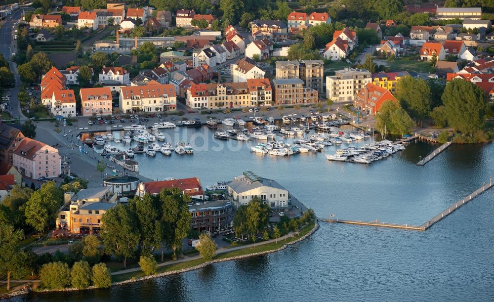 Waren (Müritz) aus der Vogelperspektive: Stadtansicht vom Stadtzentrum und der Warener Altstadt am Ufer der Müritz in Mecklenburg-Vorpommern