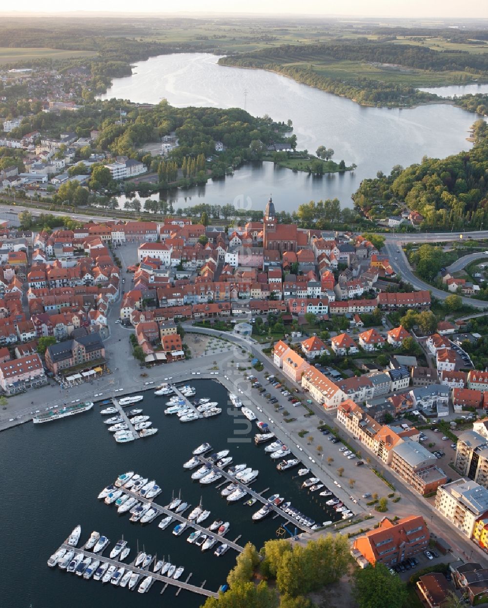 Luftbild Waren (Müritz) - Stadtansicht vom Stadtzentrum und der Warener Altstadt am Ufer der Müritz in Mecklenburg-Vorpommern