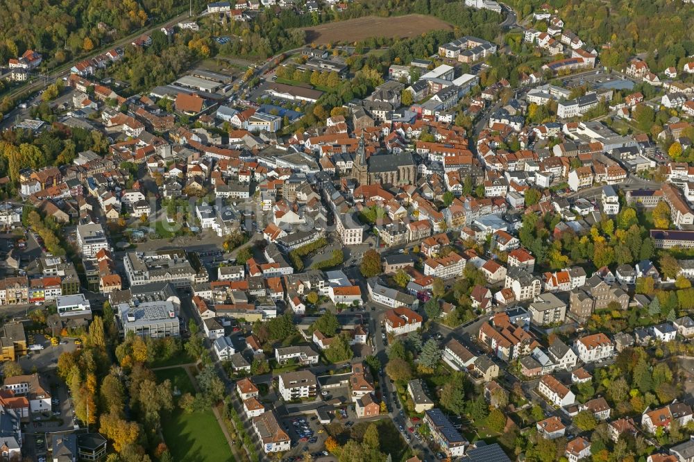 Sankt Wendel aus der Vogelperspektive: Stadtansicht des Stadtzentrums mit der Hallen- Kirche Wendalinusbasilika - auch Wendelsdom genannt - in Sankt Wendel im Bundesland Saarland