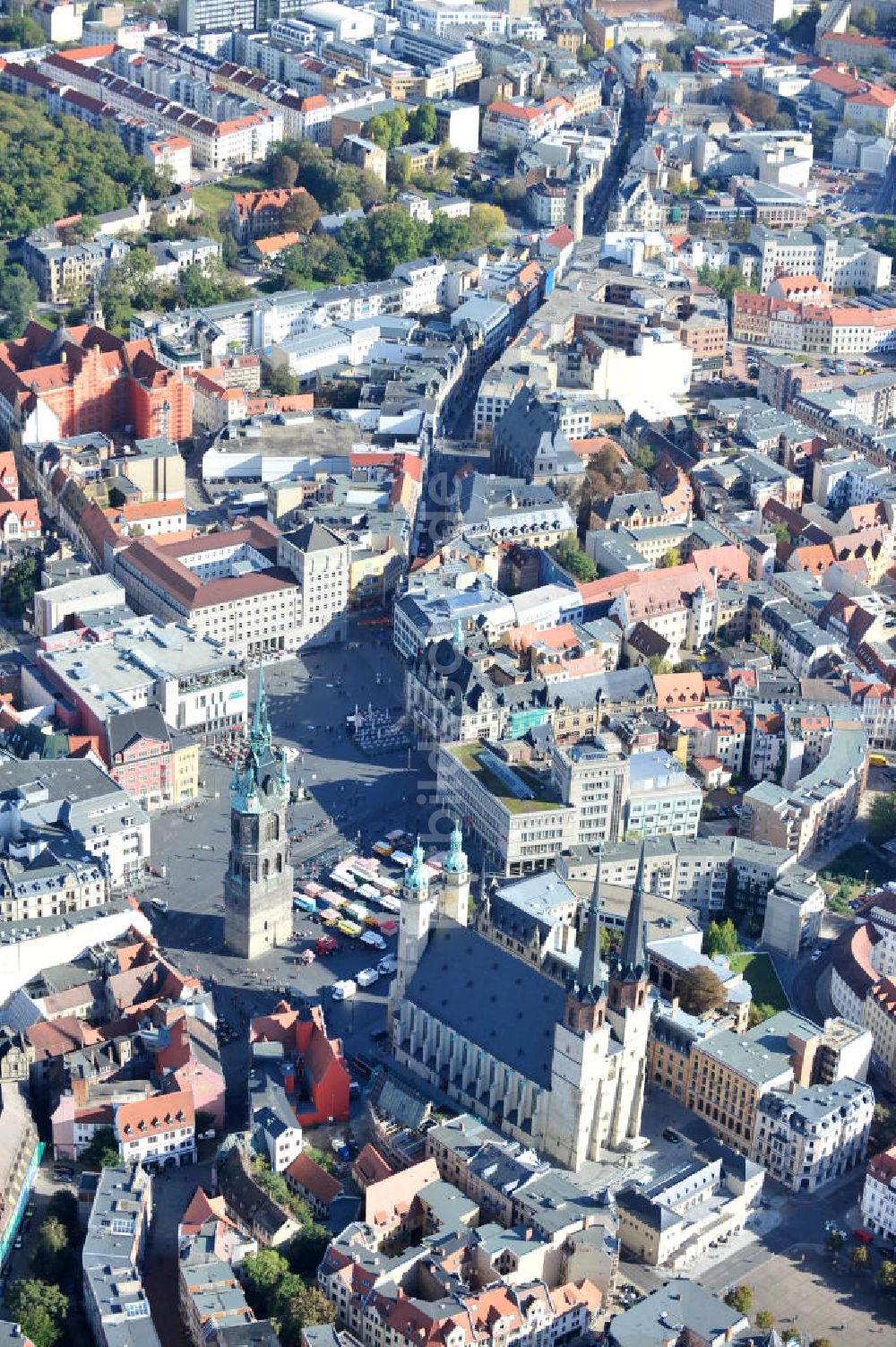 Halle / Saale aus der Vogelperspektive: Stadtansicht des Stadtzentrums mit der Marktkirche und Roter Turm in Halle