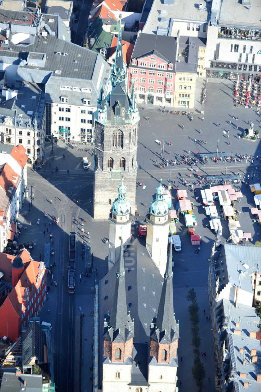 Luftaufnahme Halle / Saale - Stadtansicht des Stadtzentrums mit der Marktkirche und Roter Turm in Halle