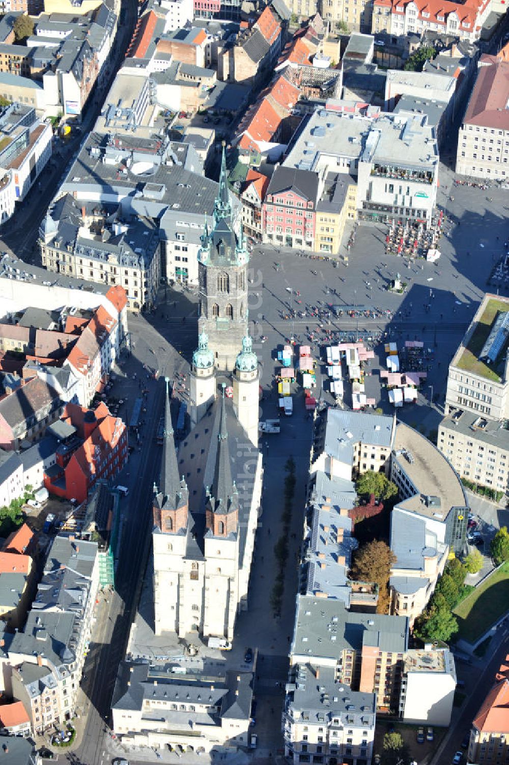 Halle / Saale von oben - Stadtansicht des Stadtzentrums mit der Marktkirche und Roter Turm in Halle