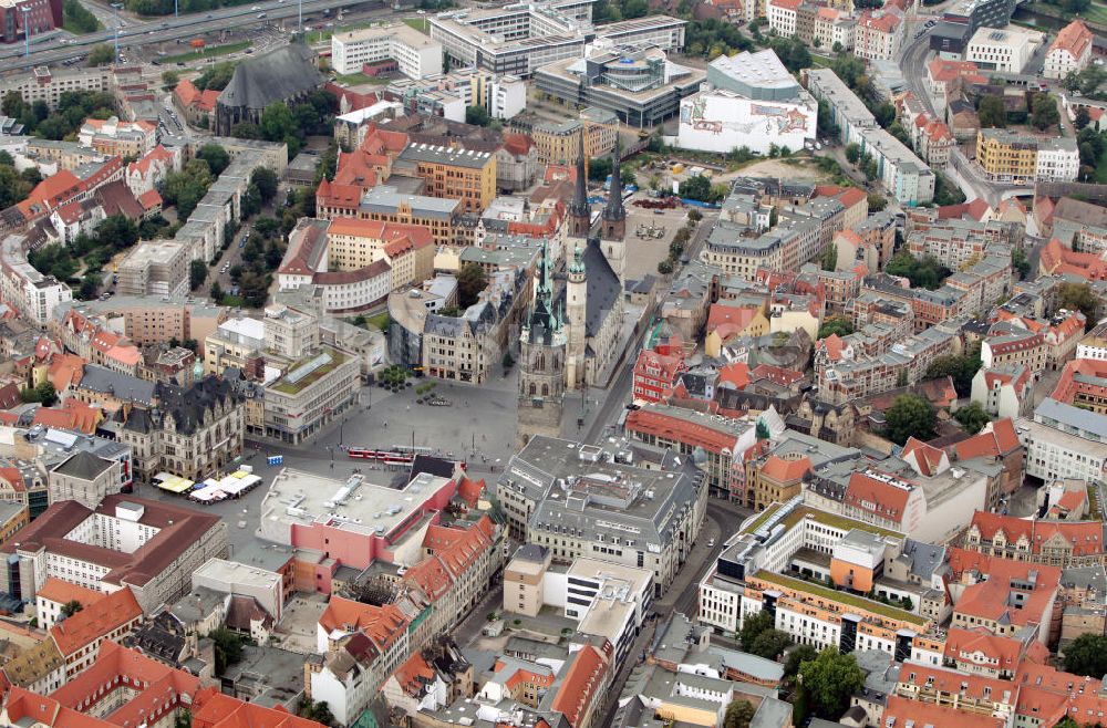 Halle / Saale aus der Vogelperspektive: Stadtansicht des Stadtzentrums mit der Marktkirche und Roter Turm in Halle