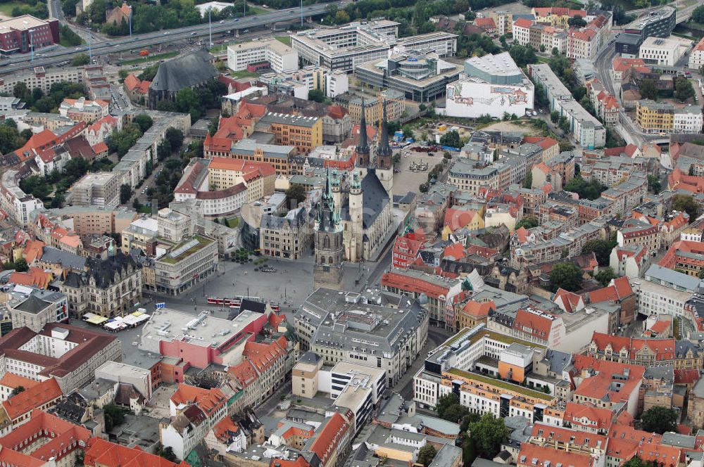 Luftbild Halle / Saale - Stadtansicht des Stadtzentrums mit der Marktkirche und Roter Turm in Halle