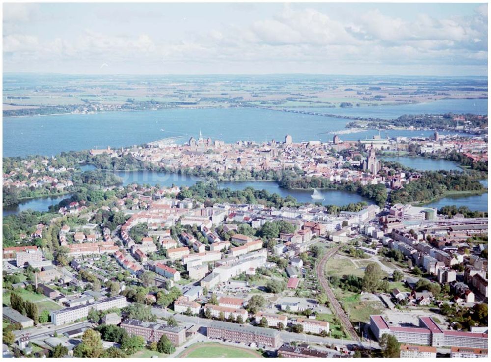 Luftbild Stralsund / Mecklenburg Vorpommern - Stadtansicht von Stralsund (Altstadt, Bahnhof rechts im Bild) / 27.09.02