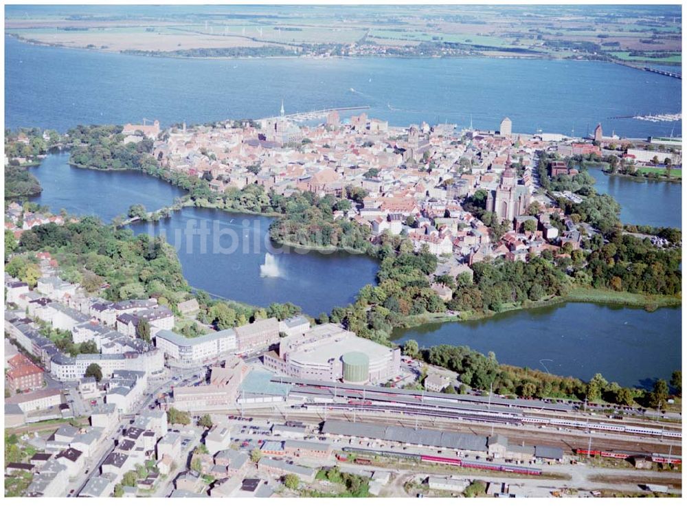 Stralsund / Mecklenburg Vorpommern von oben - Stadtansicht von Stralsund (Altstadt, Bahnhof im Vordergrund) / 27.09.02