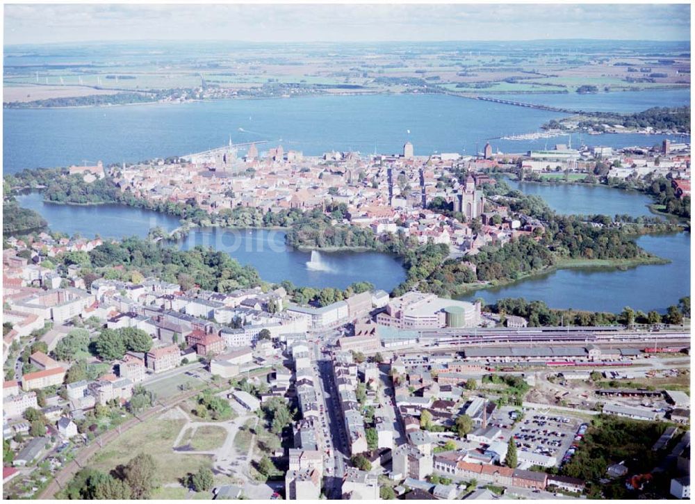 Stralsund / Mecklenburg Vorpommern aus der Vogelperspektive: Stadtansicht von Stralsund (Altstadt, Bahnhof im Vordergrund) / 27.09.02