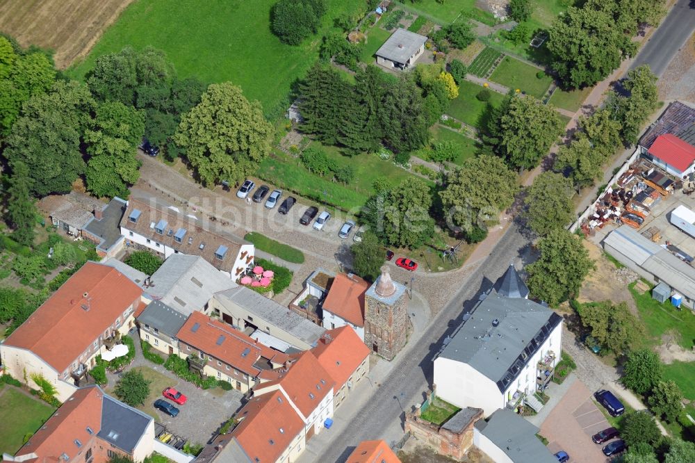 Altlandsberg von oben - Stadtansicht mit Strausberger Torturm in Altlandsberg im Landkreis Märkisch-Oderland im Bundesland Brandenburg. Der Berliner Torturm 