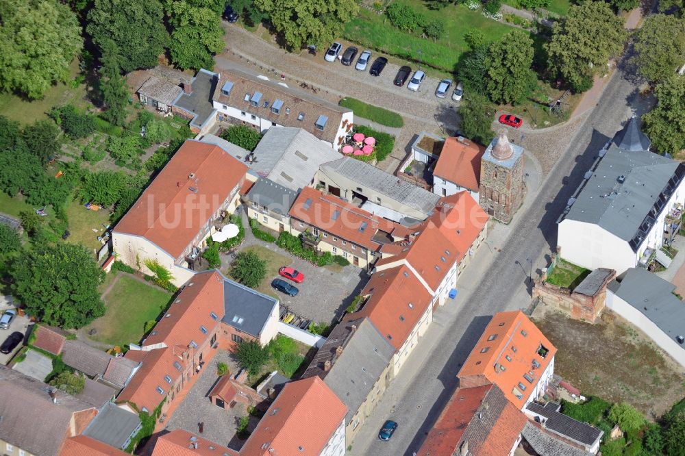 Altlandsberg aus der Vogelperspektive: Stadtansicht mit Strausberger Torturm in Altlandsberg im Landkreis Märkisch-Oderland im Bundesland Brandenburg. Der Berliner Torturm 