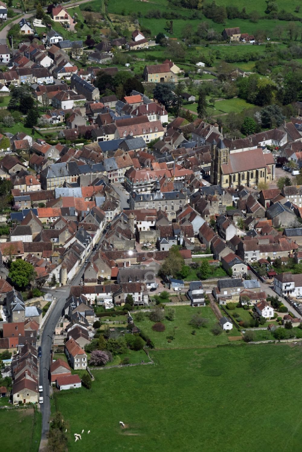 Tannay aus der Vogelperspektive: Stadtansicht von Tannay in Bourgogne Franche-Comté, Frankreich