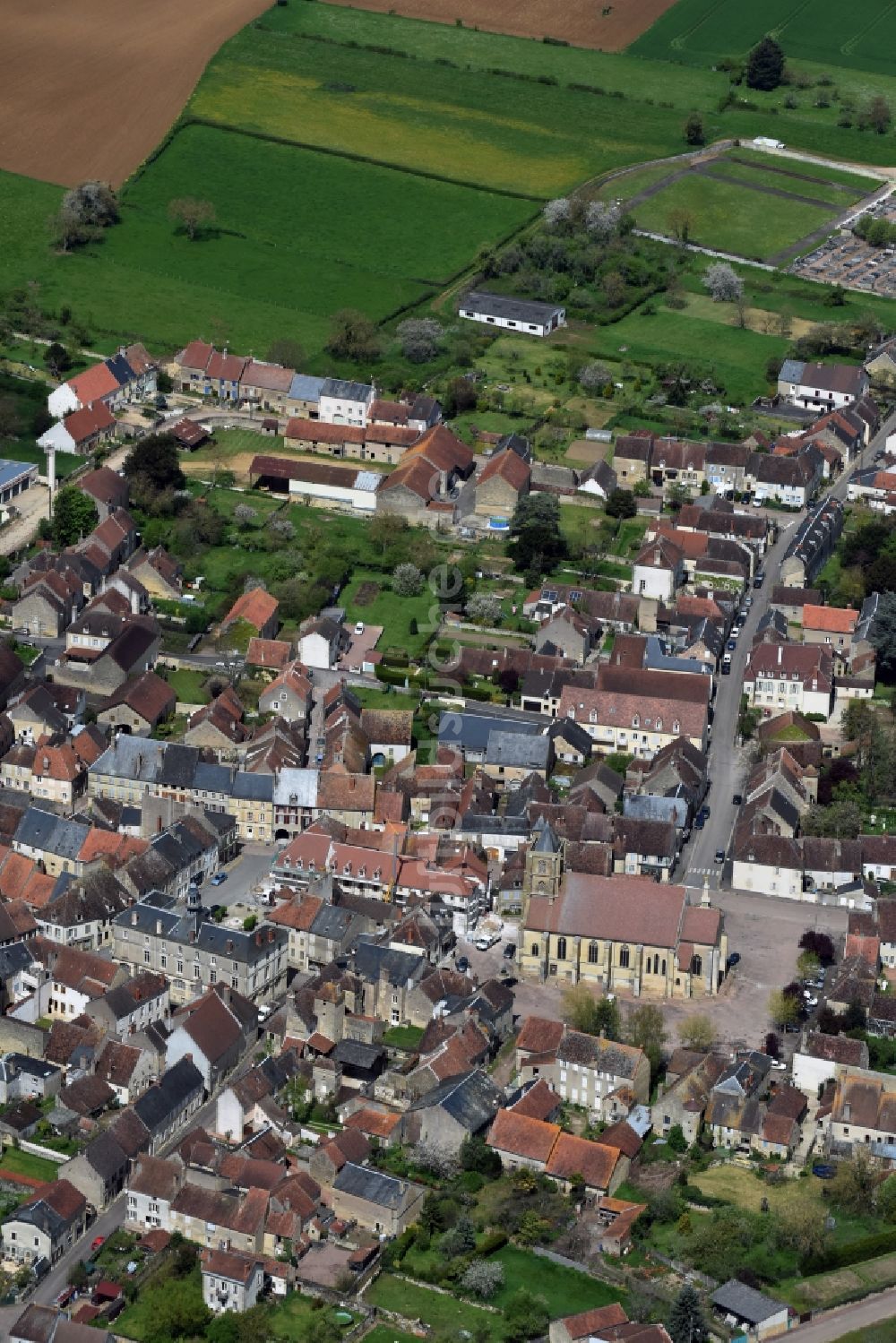 Tannay von oben - Stadtansicht von Tannay in Bourgogne Franche-Comté, Frankreich