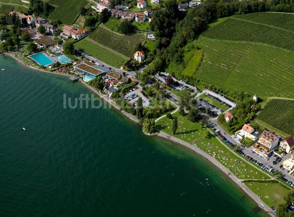 Meersburg aus der Vogelperspektive: Stadtansicht mit der Therme, dem Spaßbad und dem Freibad der Stadt Meersburg am Ufer des Bodensee im Bundesland Baden-Württemberg