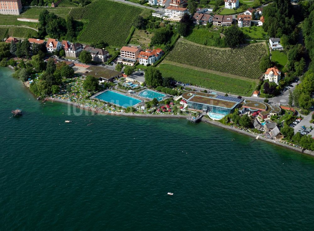 Luftbild Meersburg - Stadtansicht mit der Therme, dem Spaßbad und dem Freibad der Stadt Meersburg am Ufer des Bodensee im Bundesland Baden-Württemberg